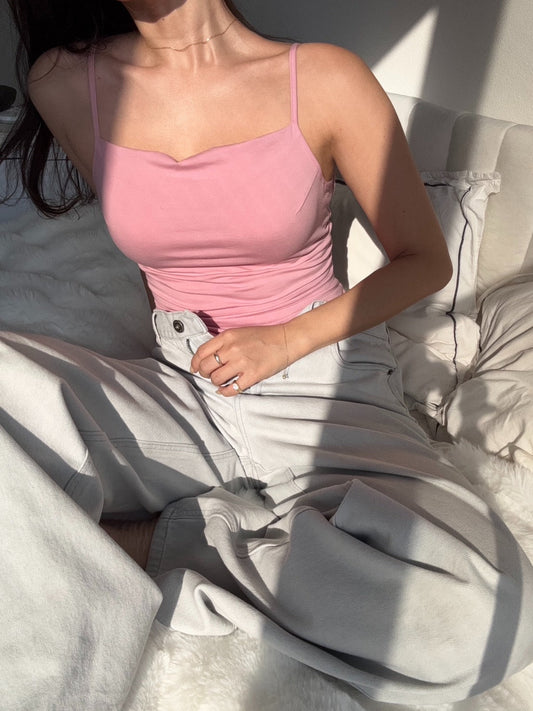 補正力と肌に優しい素材感を両立！デザイン性も優れたCASUCA HADAのカップ付きキャミソールの魅力